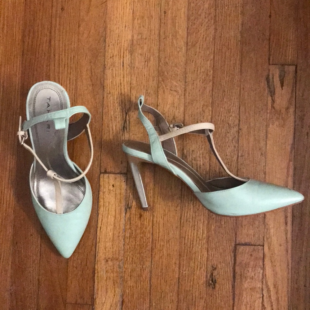 Tahari teal heel with Metallic pop!